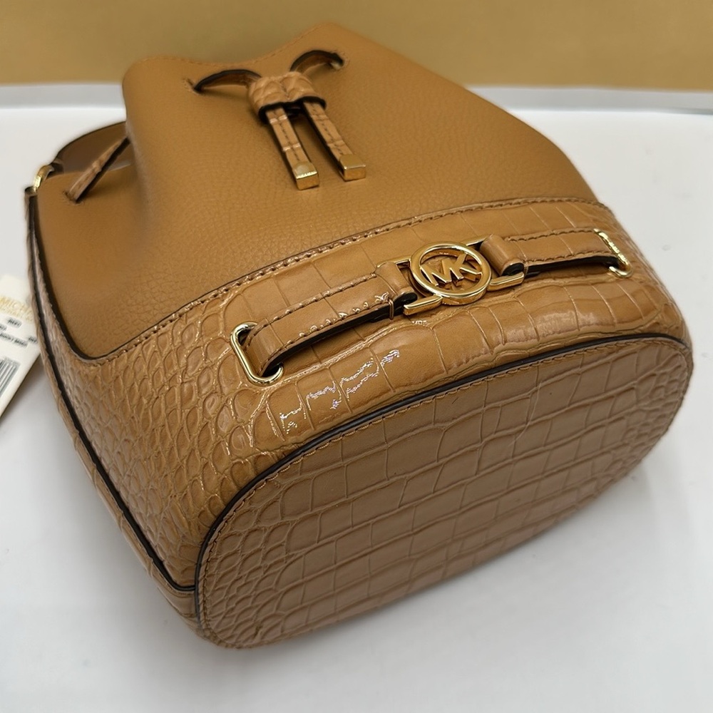 MICHAEL KORS
Reed Medium Pebbled Leather Belted Bucket Messenger SatchelCrossbo - Picture 15 of 16